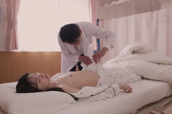 sex hiếp dâm hàng xóm Nghi con bị cúm, má dẫn đến viện khám thì bị bác sĩ cho uống thuốc mê